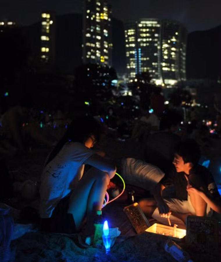 Theo ông Alfred, vào dịp Tết Trung thu, nhiều đứa trẻ đốt những cây nến trong những hộp thạch cao hay những chiếc hộp khác. Đôi khi, những đứa trẻ nghịch ngợm dùng súng nước đồ chơi bắn vào những ngọn nến đang cháy khiến sáp nến bắn tung tóe.