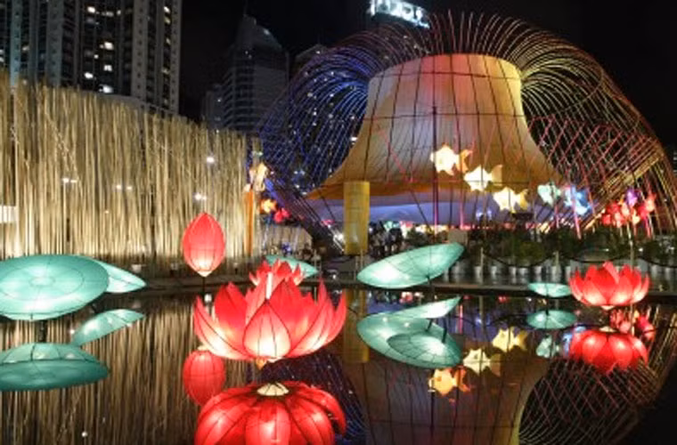 Hậu quả là một số đứa trẻ bị bỏng nhẹ. Trước tình hình này, từng có thời gian chính quyền cấm đốt nến ở nơi công cộng.