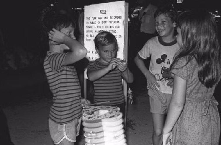 "Trẻ em sẽ rước những chiếc đèn lồng và đi đến những con phố lân cận, gặp những đứa trẻ khác. Chúng thích thú khi xem những chiếc đèn lồng của người khác", kiến trúc sư William chia sẻ.