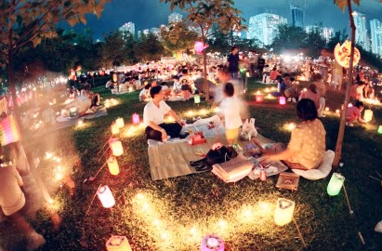 Rất nhiều người đến Victoria Park và một số địa điểm khác ở Hong Kong để chiêm ngưỡng những chiếc đèn lồng rực rỡ sắc màu.