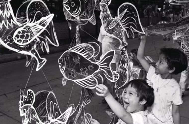 Nhiều người chọn bãi biển, mái nhà để thưởng thức bầu không khí tuyệt vời đêm Trung thu.