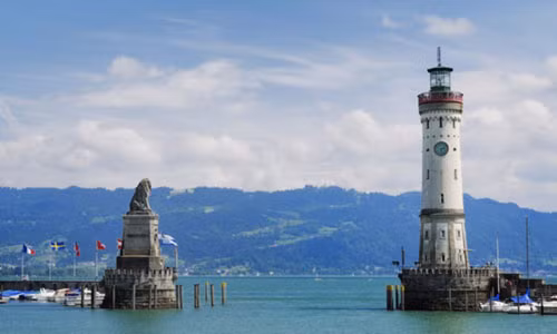 Hải đăng Lindau, Đức: Ngọn hải đăng này nằm trên hồ Constance được xây dựng vào năm 1856.