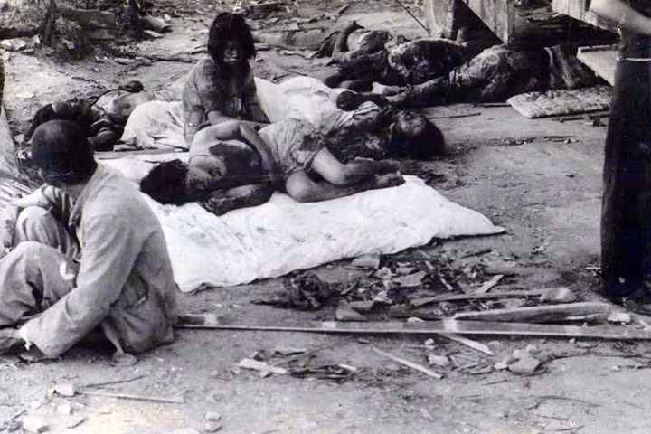 Người bị thương nằm la liệt bên người chết ở tây Hiroshima, vài giờ sau khi trái bom nguyên tử được thả từ máy bay Mỹ.