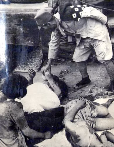 Cảnh tượng trên các con phố Hiroshima sau vụ nổ bom nguyên tử đầu tiên trong chiến tranh.