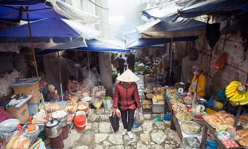 Việt Nam được National Geographic Travel bình chọn là một trong những điểm đến hấp dẫn mùa Thu 2017 bởi đây là thời điểm thời tiết mát hơn và ít mưa hơn. Những khu chợ thực phẩm đầy màu sắc ở Hà Nội phục vụ rất nhiều món ăn như phở, cà phê. Khi đến Hội An, du khách nên thử món chè mè đen cũng như món cao lầu nổi tiếng của vùng đất miền Trung. Trong khi đó, TP.HCM nổi tiếng với món hủ tiếu và bánh xèo.