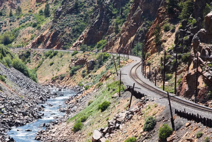 Grand Canyon Railway, Arizona (Mỹ). Đi tàu hỏa dùng máy hơi nước cổ điển qua một số ga tàu lịch sử dọc theo những vách đá khổng lồ của Grand Canyon, du khách sẽ cảm nhận công viên tự nhiên thật sự khác biệt so với sử dụng các phương tiện khác hay đi bách bộ.