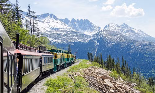 Alaska Railroud, Alaska (Mỹ). Tuyến đường sắt từ nam Alaska đến bắc Alaska dài gần 800 km đi qua các vùng quê đẹp nhất nằm giữa Anchorage và Denali - nơi có những ngọn núi đẹp, đồng bằng rộng lớn và thậm chí, du khách có thể nhìn thấy nhiều thú rừng như nai hoặc gấu…