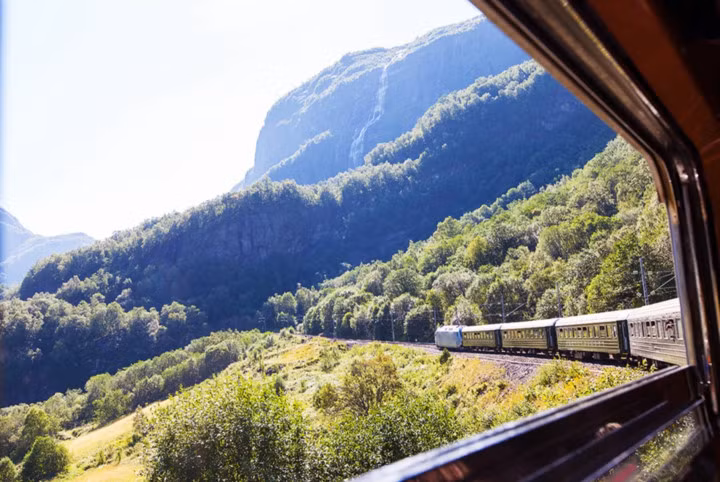 Flåmbane, Na Uy. Trên tuyến đường sắt Flåmbane dài 500 km từ Oslo đến Bergen du khách có thể chiêm ngưỡng các vách đá và rặng cây rất thơ mộng, độc đáo.