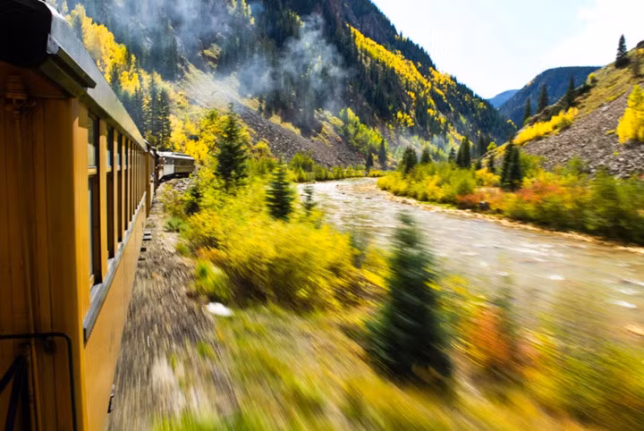 Durango Narrow Gauge, Colorado (Mỹ). Miền quê đẹp như tranh vẽ giữa Durango và thị trấn khai mỏ Silverton nằm ven tuyến đường sắt dài khoảng 73 km gồm các cây cầu cũ, các ngọn núi đẹp mê hồn có thể được khám phá bằng một chuyến tàu hơi nước cổ điển với đường ray chỉ rộng 90cm và khoảng 3,5 giờ.