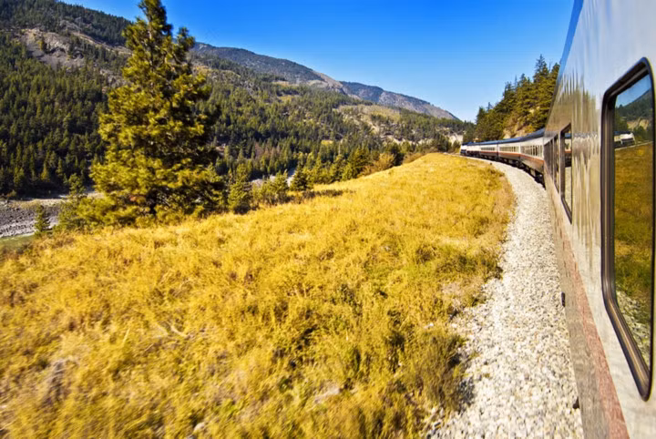 Rocky Mountaineer, Canada. Rocky Mountaineer là tên một chuyến tàu nhỏ hiếm thấy ở Canada, nối Vancouver và Banff. Hành trình theo thời gian khác nhau từ 2 ngày đến 2 tuần tạo cơ hội cho du khách thưởng lãm những dãy núi đẹp nhất ở vùng này.