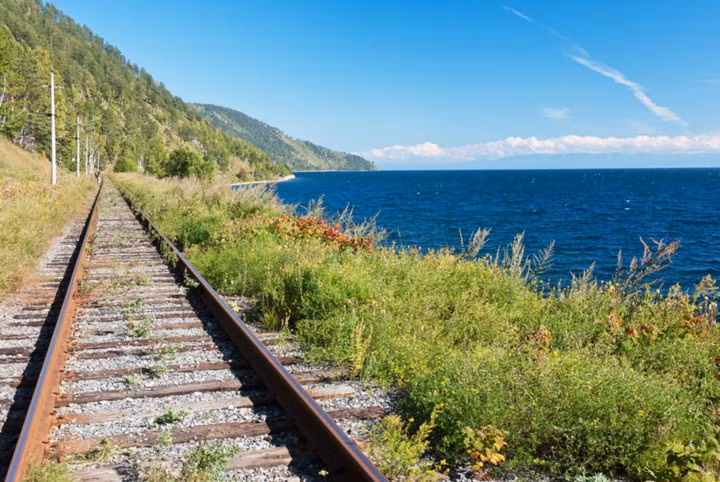 Tuyến xuyên Sibiria, Nga - Trung Quốc. Tuyến đường thi vị từ Nga đến Trung Quốc với chiều dài hơn 9000 km là cung đường sắt dài nhất trên thế giới, đi từ Moscow đến Bắc Kinh mất từ 2 tuần đến 1 tháng, qua nhiều khu dân cư, địa danh với nhiều thắng cảnh gây ấn tượng khó quên…