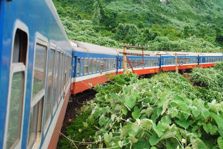 Tuyến tàu Thống nhất, Việt Nam. Tuyến tàu Thống nhất rất quen thuộc đối với người Việt Nam, kết nối trực tiếp Hà Nội và Thành phố Hồ Chí Minh. Hành trình tàu 2 ngày đưa du khách đi dọc theo Việt Nam, qua những thôn quê, ruộng lúa và rừng rậm để trải nghiệm một Việt Nam với bao nhiêu nét đẹp đầy kinh ngạc.
