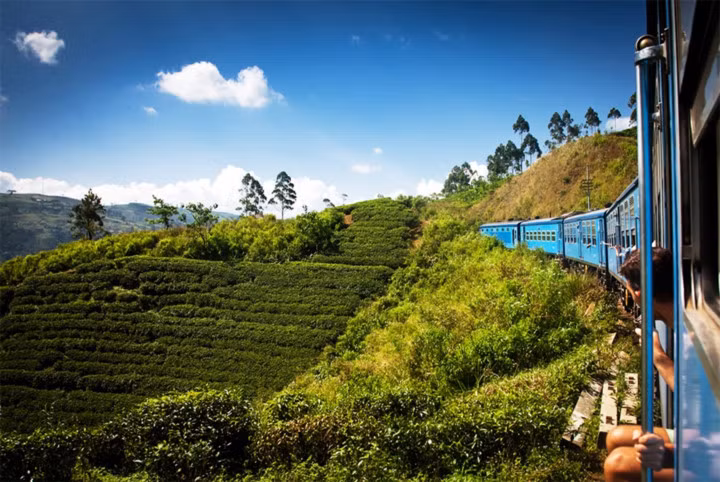 Tuyến Kandy - Ella, Sri Lanka. Ở vị trí số 1 thuộc hành trình tàu hỏa đẹp nhất thế giới là tuyến từ Kandy đến Ella ở Sri Lanka. Tuy mất khoảng 6 giờ đồng hồ, nhưng du khách có thể đi ra ngoài thăm quan các thị trấn và làng quê đẹp, thưởng thức nhiều thắng cảnh đồi chè và thiên nhiên của đất nước này.