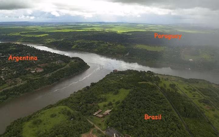 Argentina, Brazil và Paraguay. Ba biên giới là điểm mà các sông Iguazu và Parana hội tụ. Đây cũng là điểm phân cách 3 nước Nam Mỹ là Argentina, Brazil và Paraguay.