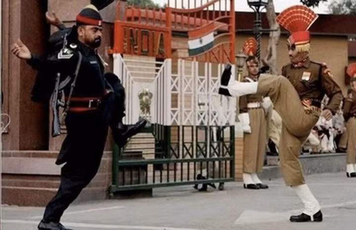 Ấn Độ và Pakistan. Một trong những biên giới đáng chú ý nhất là ở Ấn Độ và Pakistan, với những cảnh tượng hàng ngày khi cờ được hạ xuống. Cảnh sát ở cả hai nước cố gắng vượt qua nhau bằng các điệu múa dưới sự cổ vũ của đám đông.