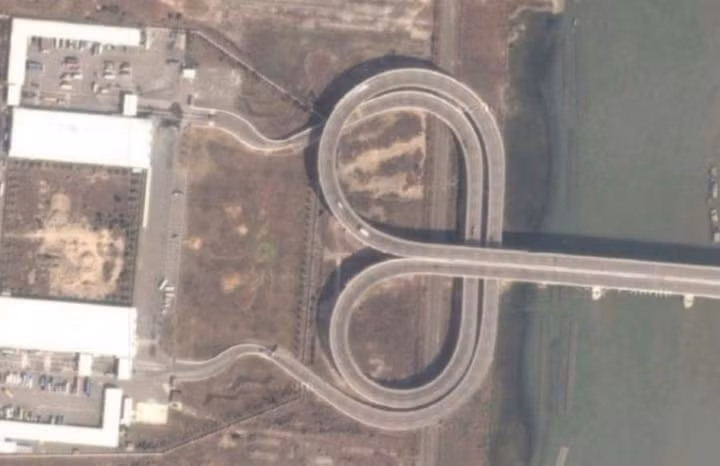 Ma Cao và Trung Quốc. Ở Ma Cao, lái xe ở bên tay trái và ở Trung Quốc lái xe ở phía bên phải. Điều này dẫn đến việc các nhà quy hoạch đô thị và kỹ sư xây dựng một đường biên giới phù hợp với cả hai phong cách lái xe.