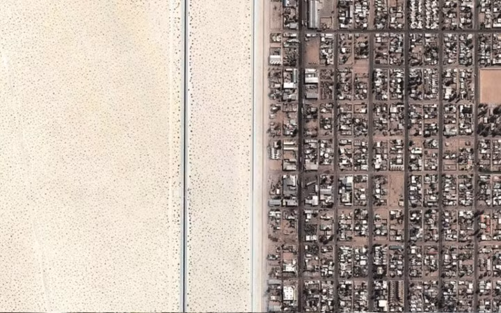 Mỹ và Mexico. Ảnh này có đường biên giới nổi tiếng phân tách Mỹ và Mexico. Sa mạc khô cằn của Mỹ ở bên trái và Mexico nhộn nhịp ở bên phải. Có 350 triệu người qua lại đây mỗi năm. Đường biên giới này có chiều dài 2.000 dặm.