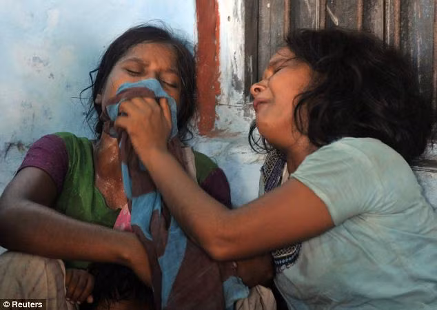 1 tuần trước khi 23 học sinh trên thiệt mạng vì dầu ăn miễn phí nhiễm độc, bà Kumari đã biến mất cùng chồng và anh rể khi thấy hàng loạt trẻ em ngã bệnh ở trường.