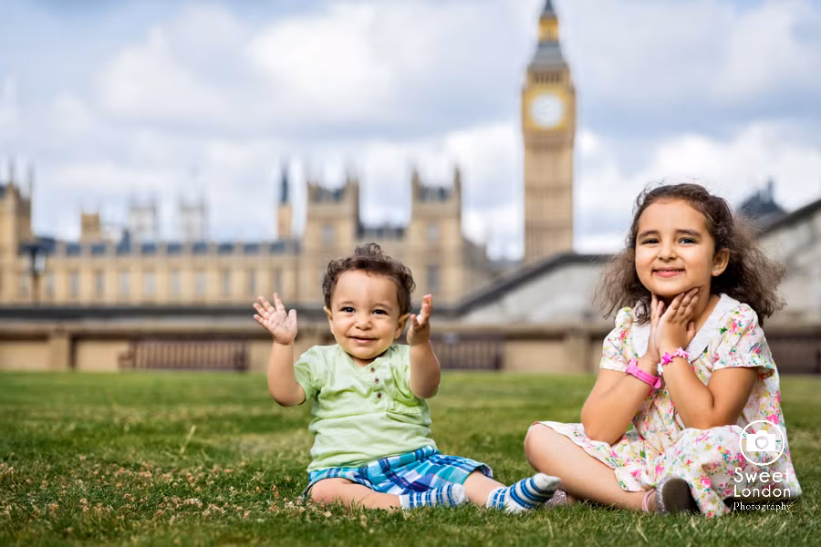 Vào tháng 3/2013, kết quả xét nghiệm tại một trường tiểu học ở London, Anh cho thấy có thịt lợn trong loại xúc xích được dán mác làm từ thịt gà. Ngay sau khi vụ việc bị phát giác, các trường học được yêu cầu loại bỏ loại thực phẩm này khỏi thực đơn, cũng như hủy hợp đồng với các nhà thầu cung cấp thực phẩm có dấu hiệu sai phạm.