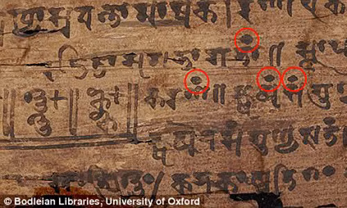 Theo các nhà khoa học, bằng chứng về việc sử dụng số 0 lần đầu tiên được tìm thấy trong cuốn bản thảo Bakhshali có từ đầu thế kỷ 3. Bakhshali là một bản thảo cổ được viết bằng tiếng Ấn Độ.