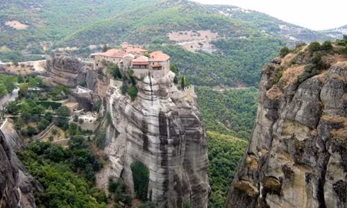Ban đầu, các tu sĩ xây dựng Meteora gồm tổng cộng 24 tu viện. Tuy nhiên, do chiến tranh, cướp bóc... nên giờ chỉ còn 6 tu viện nguyên vẹn.