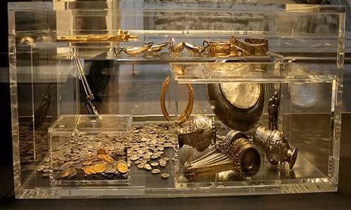 Vào năm 1992, người nông dân tên Peter Whatling phát hiện nhiều đồng xu, thìa và trang sức bằng vàng, bạc tại Hoxne, Anh trong lúc cùng bạn tìm kiếm cây búa thất lạc trên cánh đồng. Kho báu này có từ thời Đế chế La Mã với tổng trị giá kho báu sau khi khai quật là hơn 2,2 triệu USD.