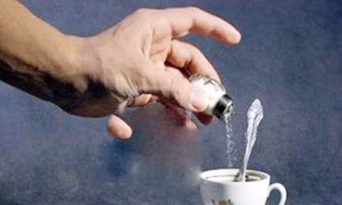 Vào tháng 9/2007, cô gái có tên Sonam, 19 tuổi, tại bang Haryana, Ấn Độ, đã giết 7 người trong gia đình vì họ biết mối quan hệ giữa cô và người tình Naveen.