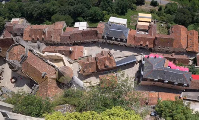 Trung tâm của ngôi làng là nhà thờ hành hương Notre Dame, được cải tạo lại từ công trình gốc được xây dựng từ năm 1479.
