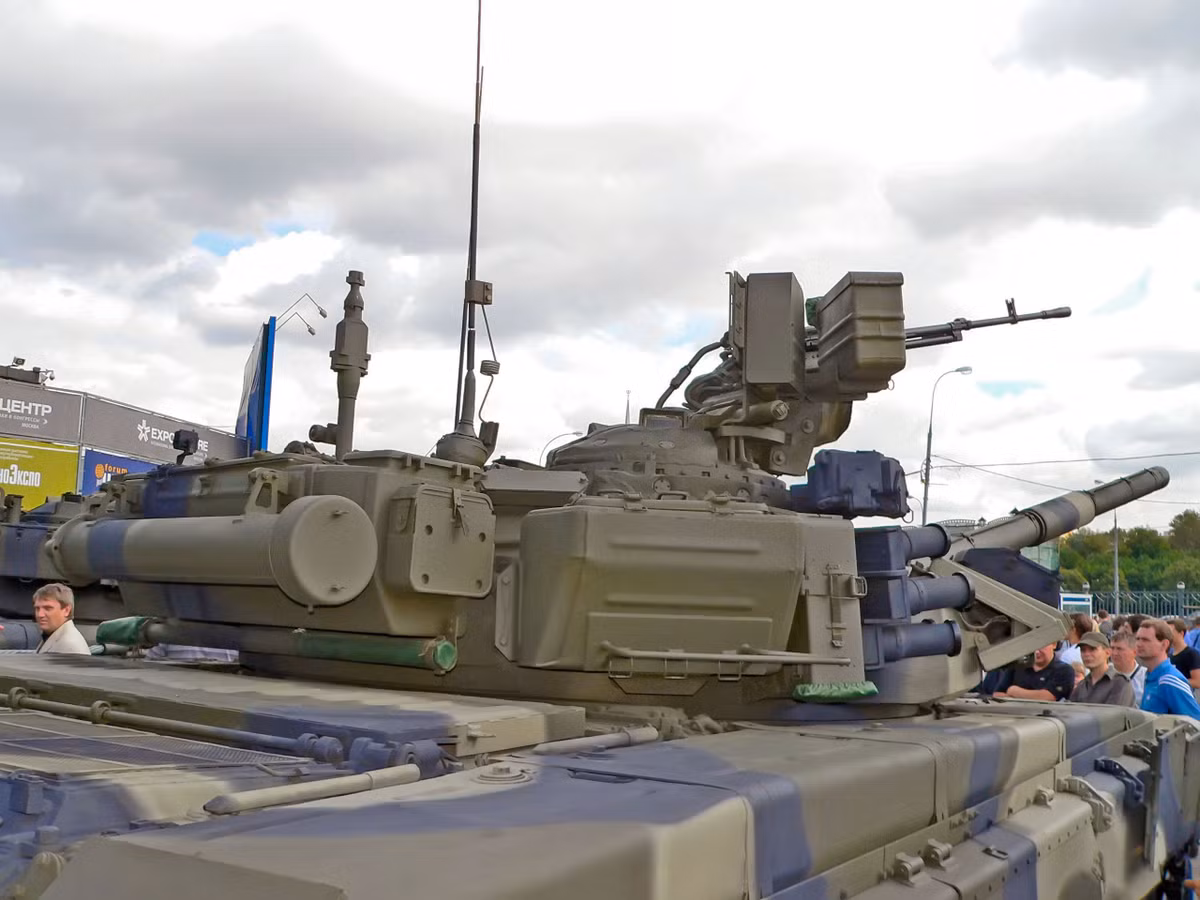 Đại liên NSV 12,7mm trên xe tăng T-90 có thể điều khiển bắn từ trong xe thay vì xạ thủ phải nhô ra ngoài, do đó làm giảm khả năng sống sót trên chiến trường. Súng có tốc độ bắn 650-750 viên/phút, tầm bắn 2km. Trên xe tăng có trang bị chừng 300 viên đạn 12,7mm. Nguồn ảnh: Thaimilitaryreview