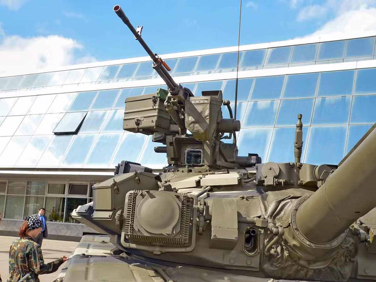 Ngoài pháo chính uy lực lớn 125mm 2A46M, xe tăng T-90S còn được trang bị các vũ khí phụ truyền thống gồm: một khẩu đại liên NSV 12,7mm (lắp trên nóc tháp pháo) và một khẩu PKTM 7,62mm lắp đồng trục pháo chính. Trong đó, đại liên NSV có thể sử dụng như một loại vũ khí phòng không tầm thấp hoặc tấn công bộ binh mặt đất cự ly gần. Nguồn ảnh: Thaimilitaryreview