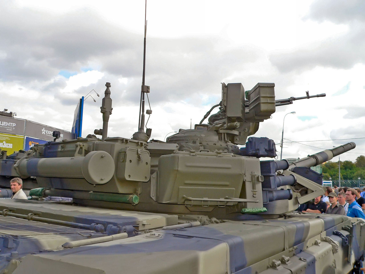  Đại liên NSV 12,7mm trên xe tăng T-90 có thể điều khiển bắn từ trong xe thay vì xạ thủ phải nhô ra ngoài, do đó làm giảm khả năng sống sót trên chiến trường. Súng có tốc độ bắn 650-750 viên/phút, tầm bắn 2km. Trên xe tăng có trang bị chừng 300 viên đạn 12,7mm. Nguồn ảnh: Thaimilitaryreview