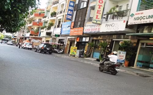 Khách sạn trên đường Hoa Sứ, quận Phú Nhuận, nơi tên cướp háo sắc bị bắt.