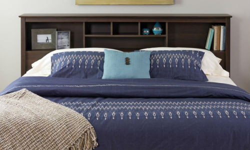 Thiết kế nhiều ngăn chứa đồ trên đầu giường có thể tiện lợi cho việc sử dụng nhưng lại là cơn ác mộng trong phong thủy. Ảnh: Overstock.