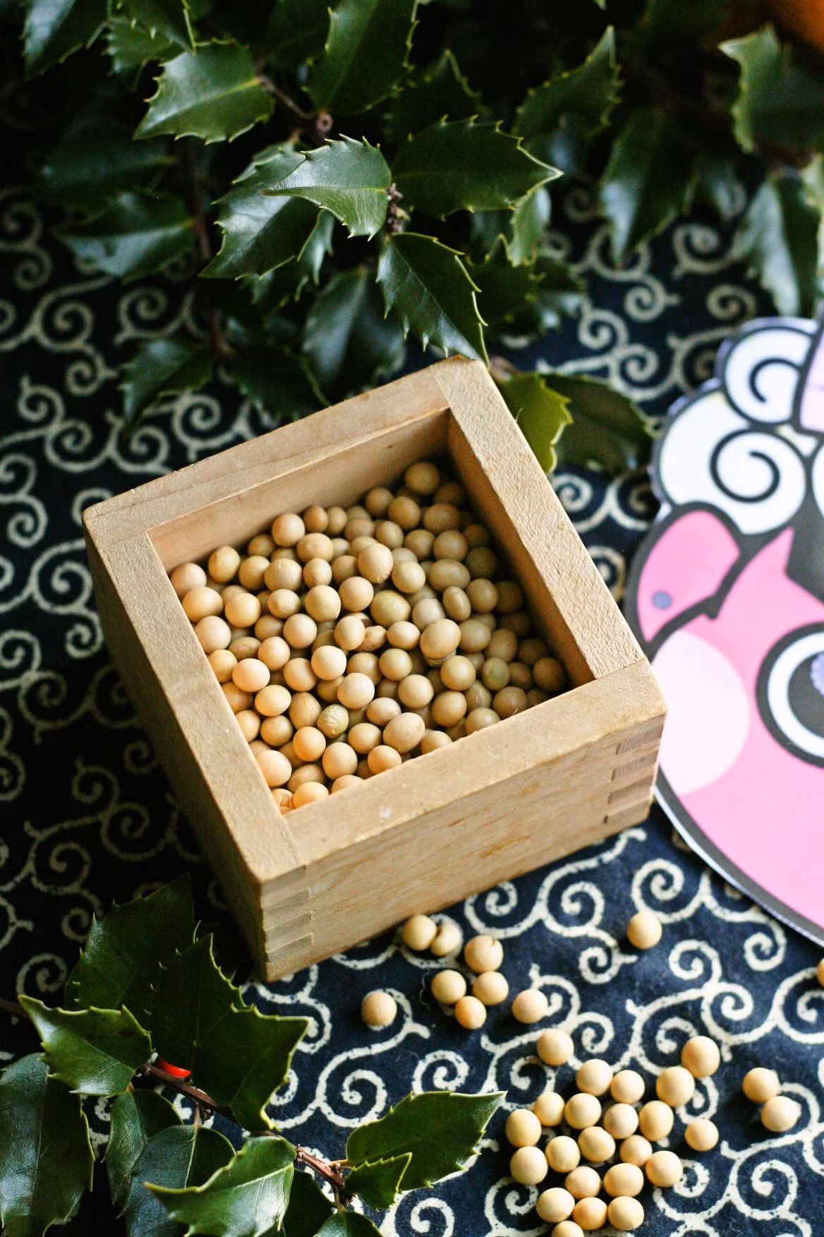 Trong ngày lễ Tiết phân, người Nhật thường ném đậu nành rang để trừ tà khí. Ban đêm là thời điểm thích hợp nhất để ném và rải hạt đâu. Ảnh: Washoku.Guide. (Bài viết chỉ mang tính chất tham khảo, cung cấp nội dung mang tính trắc nghiệm vui cho bạn đọc).