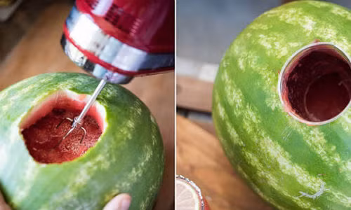 Chỉ cần khoét một lỗ trên trái dưa hấu vừa khít máy đánh trứng là bạn dễ dàng có cốc sinh tố tuyệt ngon.