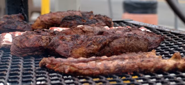 Tilli là một món ăn của Ấn Độ mà du khách phải mất khá nhiều thời gian mới làm quen được mùi như thịt ôi thiu của nó. Tilli được làm từ lá lách của bò, tẩm ướp gia vị rồi nướng trên than hoa. Ảnh: Smart Cooky.