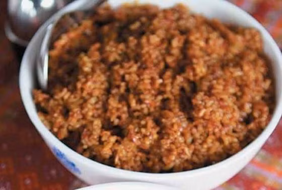 Món cơm nấu với ruột và tiết của gà hoặc lợn là món ăn độc đáo của dân tộc Jaintia ở vùng Đông Bắc Ấn Độ. Ảnh: Indiamarks.