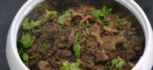 Món ăn độc đáo xuất phát từ vùng Garhwal, Uttarakhand của Ấn Độ, Bhunni được chế biến từ gan, dạ dày, ruột và tiết của con dê. Tất cả được nấu lẫn với nhau cùng cà ri và một số gia vị khác. Ảnh: Chowder Singh.