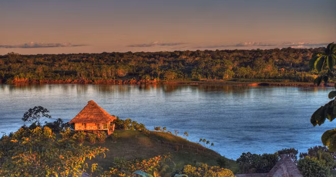 Không nên chọn dòng sông chảy xối vào nhà. Thế nước này tượng trưng cho những việc luôn xảy ra đột ngột, khiến gia chủ không kịp ứng phó. Ảnh: Sungatetours.