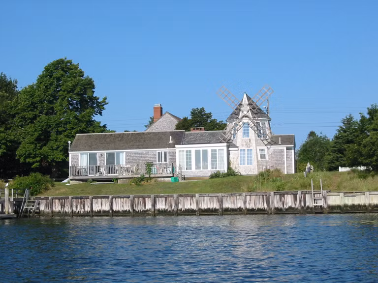 Dòng nước luôn chuyển động nên cần có một thổ khắc chế thủy để ổn định trường khí cho ngôi nhà. Vì vậy, khi xây nhà cần lùi vào một khoảng cách nhất định và có xây bờ kè chắc chắn. Ảnh: Wardle.