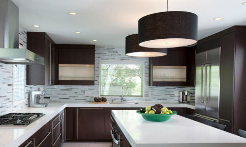 Bạn có thói quen cất trữ nhiều đồ vật nặng hoặc lớn trong bếp nhưng đây lại nằm trong số những vật dụng cấm kỵ trong phong thủy phòng bếp. Ảnh: HGTV.