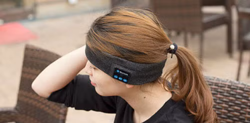 Với ý tưởng sáng tạo này, giờ đây, khăn ủ ấm tai còn có thêm chức năng của tai nghe.