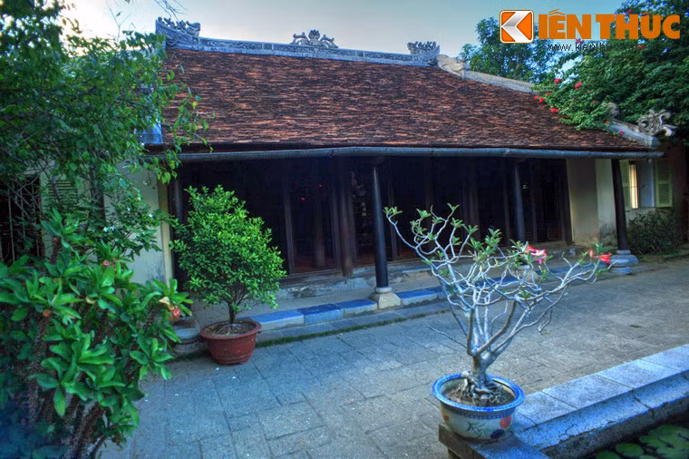 Kiến trúc chính là một ngôi nhà 3 gian 2 chái nằm ở trung tâm khu vườn. Ngôi nhà rộng 135m2, có kiến trúc mẫu mực của kiến trúc truyền thống nói chung và thể loại nhà rường Huế nói riêng.