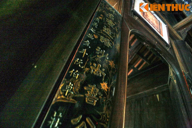 Ngôi nhà có nhiều kỷ vật rất quý của cung đình triều Nguyễn, tiêu biểu là bức hoành phi đề 4 chữ “Văn Võ Trung Hiếu” do vua Bảo Đại ban cho gia đình năm 1937, hiện đang treo ở gian giữa, và nhiều bài thơ của Vua Thành Thái, hiện cũng được treo ở nơi tiếp khách trong nhà.