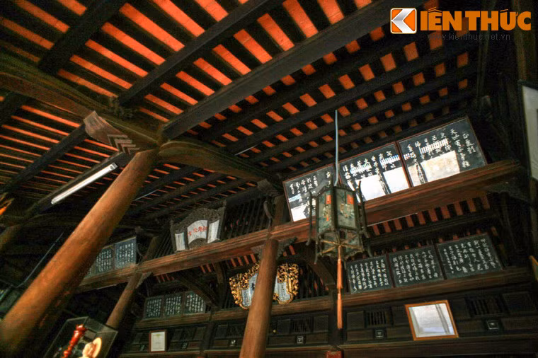 Toàn bộ hệ khung kết cấu nhà được làm bằng gỗ, liên kết mộng hoàn toàn. Có tất cả 48 cột, cùng hệ thống vì kèo được làm bằng gỗ mít; đòn tay gỗ kiền kiền; ván ngăn trong nhà gỗ lim. Các cột được gối trên những bệ đá hình vuông. Hệ thống vì kèo được chạm trổ hoa văn tinh xảo.