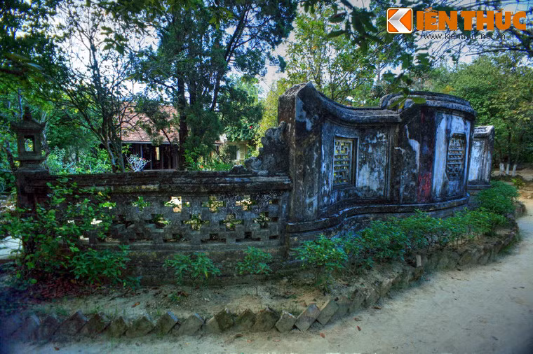 Phía trước nhà, nơi kết thúc lối đi với hai hàng mận là một tấm bình phong có vai trò như một “tiền án” trước nhà. Tấm bình phong có kiến trúc thanh thoát, nhẹ nhàng, ở giữa có hình chữ “thọ”, hai bên có hai chữ “song hỷ”.