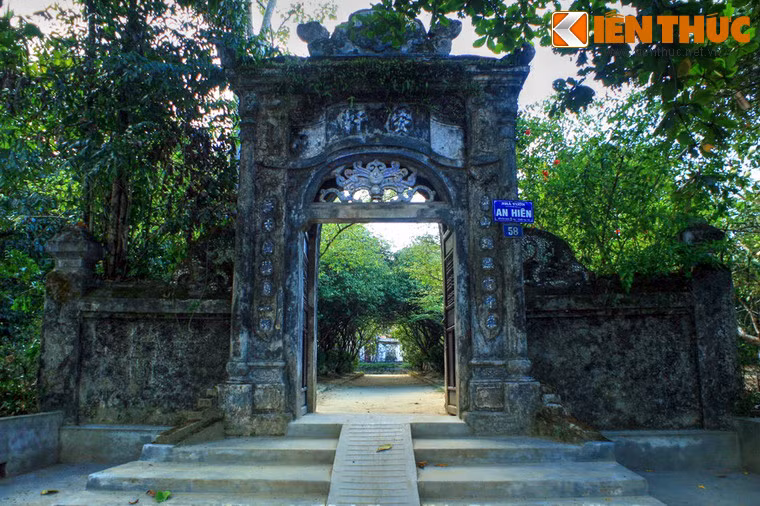 Cổng nhà vườn xây theo hình vòm cổ kính, nóc mái trang trí hình hổ phù, hai bên có hoa văn cách điệu. Chính giữa cổng, ở mặt ngoài, bên dưới mái là bức hoành cuốn thư đắp nổi ốp tường.