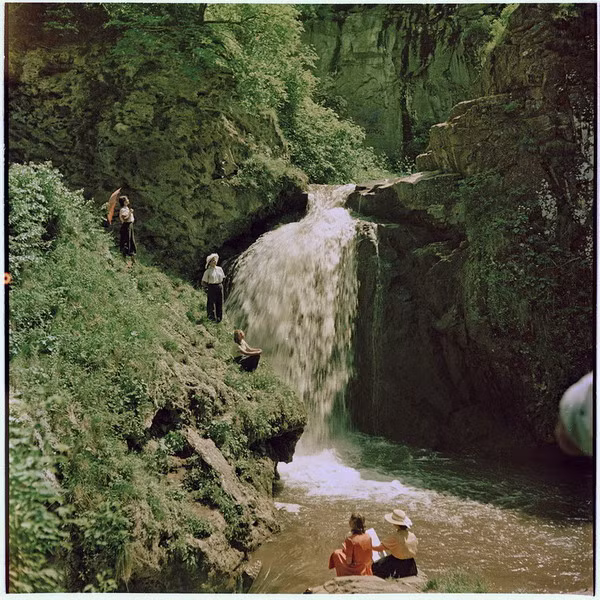 Bên dòng thác hùng vĩ.