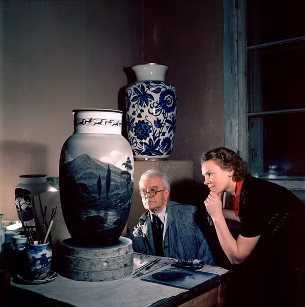 Trong căn phòng của người họa sĩ vẻ gốm.