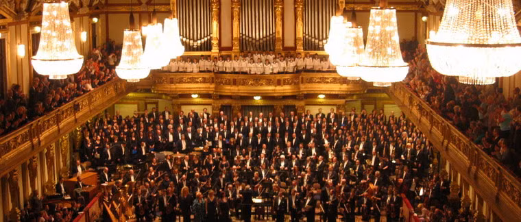 Vào đêm Tất niên ở Áo – nơi được coi là “cái nôi của nhạc giao hưởng thính phòng” - thủ đô Vienna sẽ tổ chức một buổi nhạc giao hưởng thính phòng lớn tại Nhà hát lớn Goldener Musikvereinsaal của thành phố này.